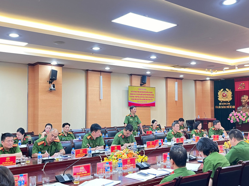 Chỉ huy các đơn vị Công an quận, huyện, thị xã tham luận các ý kiến Chỉ huy các đơn vị Công an quận, huyện, thị xã tham luận các ý kiến