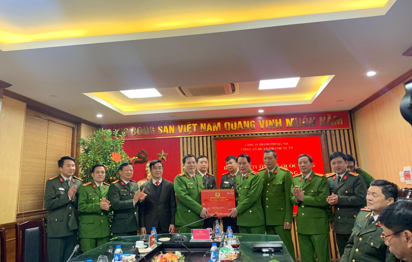 Lãnh đạo Bộ Công an tặng quà chúc mừng năm mới CBCS Công an quận Thanh Xuân Lãnh đạo Bộ Công an tặng quà chúc mừng năm mới CBCS Công an quận Thanh Xuân