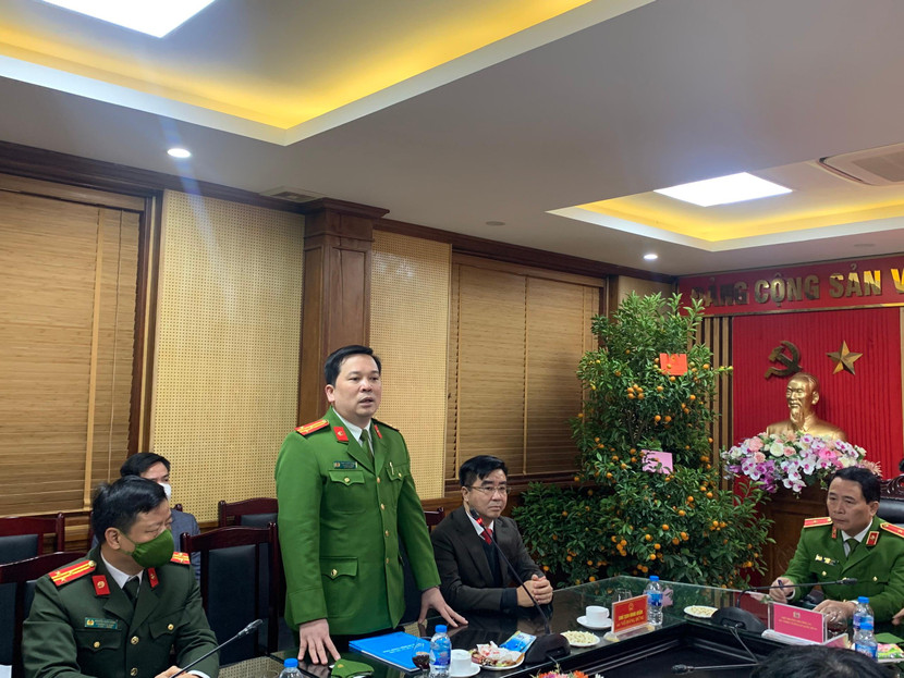 Thượng tá Đinh Tuấn Thành - Trưởng Công an quận Thanh Xuân báo cáo đoàn công tác của Bộ Công an về tình hình ANTT địa bàn trong dịp Tết Nguyên đán Thượng tá Đinh Tuấn Thành - Trưởng Công an quận Thanh Xuân báo cáo đoàn công tác của Bộ Công an về tình hình ANTT địa bàn trong dịp Tết Nguyên đán