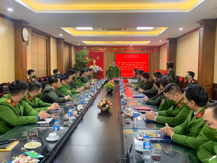 Thứ trưởng Bộ Công an chúc Tết và kiểm tra công tác ứng trực tại Công an quận Thanh Xuân Thứ trưởng Bộ Công an chúc Tết và kiểm tra công tác ứng trực tại Công an quận Thanh Xuân