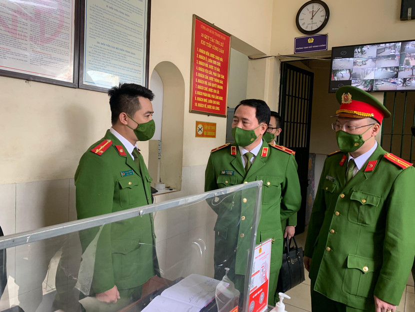 Trực ban Công an phường báo cáo đồng chí Thứ trưởng về công tác tiếp nhận tin báo tố giác tội phạm Trực ban Công an phường báo cáo đồng chí Thứ trưởng về công tác tiếp nhận tin báo tố giác tội phạm