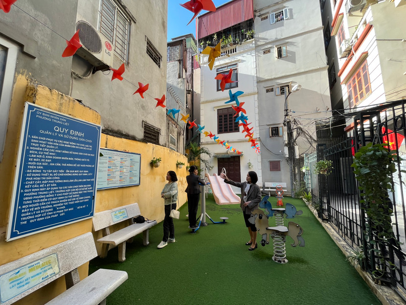 Nhân dân tham gia cải tạo, xây dựng khu sân chơi ở cộng đồng