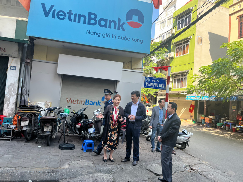 Đoàn công tác kiểm tra, nhắc nhở người dân thực hiện nghiêm quy định về TTĐT trên địa bàn