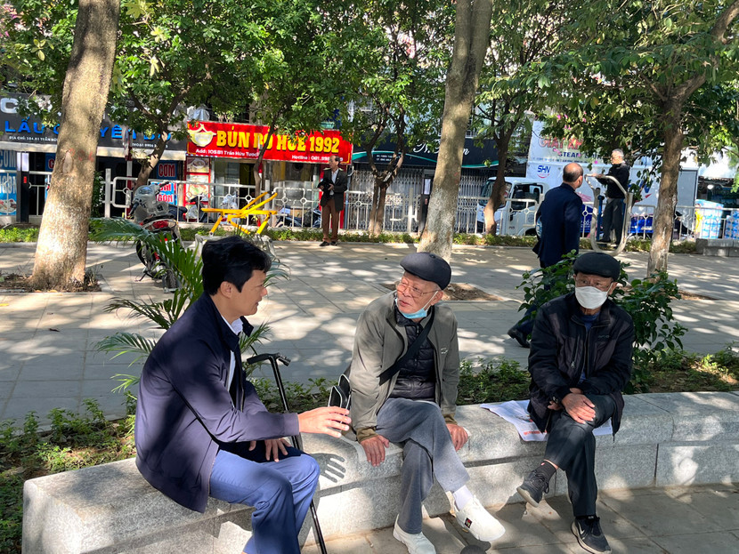 Phó Chủ tịch UBND quận Đống Đa Hà Anh Tuấn trao đổi với nhân dân