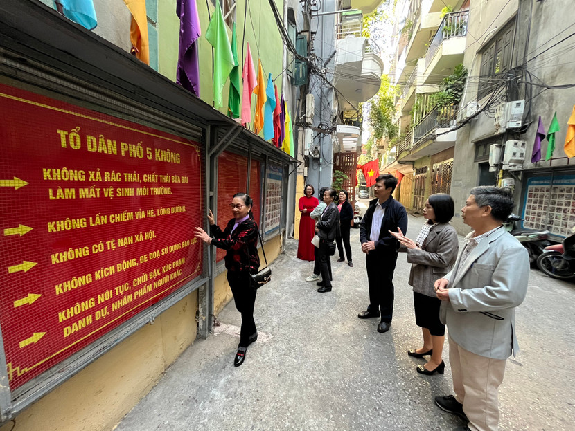 Kiểm tra mô hình Tổ dân phố văn hóa kiểu mẫu của tổ dân phố số 23 phường Trung Liệt