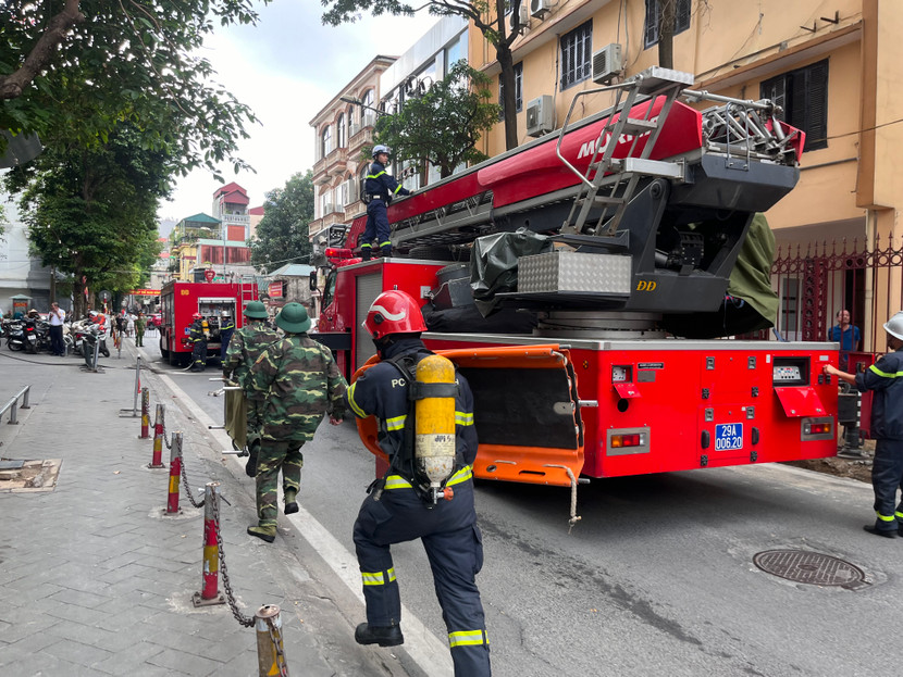 Các lực lượng chữa cháy chuyên nghiệp và quân đội khẩn trương tới hiện trường Các lực lượng chữa cháy chuyên nghiệp và quân đội khẩn trương tới hiện trường