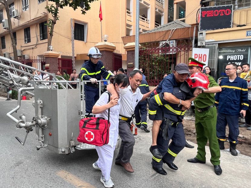 Các nạn nhân bị mắc kẹt ở tầng cao được đưa đi cấp cứu Các nạn nhân bị mắc kẹt ở tầng cao được đưa đi cấp cứu