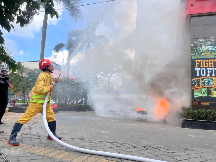 Lực lượng PCCC cơ sở khẩn trương sử dụng phương tiện tại chỗ tiếp cận đám cháy Lực lượng PCCC cơ sở khẩn trương sử dụng phương tiện tại chỗ tiếp cận đám cháy