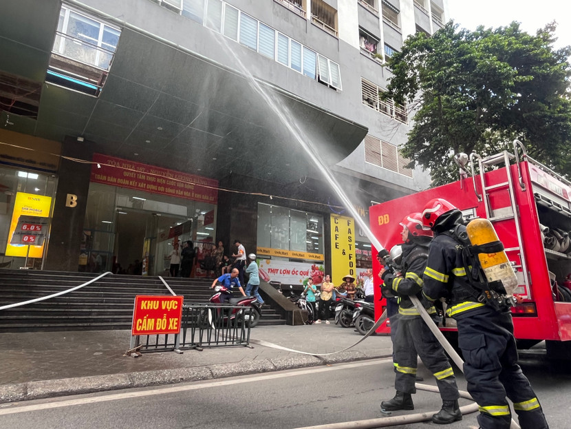 Cảnh sát PCCC Đống Đa nhanh chóng khống chế đám cháy Cảnh sát PCCC Đống Đa nhanh chóng khống chế đám cháy