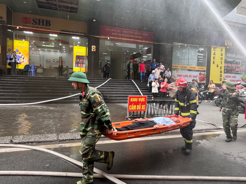 Đưa các nạn nhân mắc kẹt ra khu vực an toàn Đưa các nạn nhân mắc kẹt ra khu vực an toàn