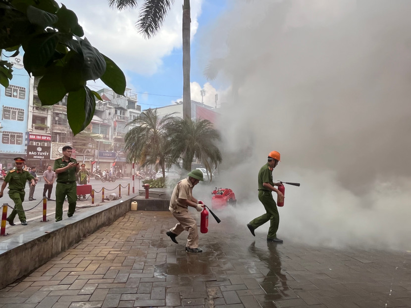 Lực lượng Công an phường và dân phòng khẩn trương tới hiện trường hỗ trợ khống chế đám cháy Lực lượng Công an phường và dân phòng khẩn trương tới hiện trường hỗ trợ khống chế đám cháy