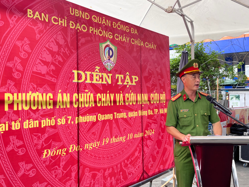 Thượng tá Nguyễn Minh Thành - Phó Trưởng Công an quận Đống Đa phát biểu khai mạc buổi diễn tập Thượng tá Nguyễn Minh Thành - Phó Trưởng Công an quận Đống Đa phát biểu khai mạc buổi diễn tập