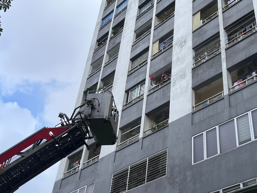 Tiếp cận, đưa các nạn nhân mắc kẹt ở tầng cao xuống đất an toàn Tiếp cận, đưa các nạn nhân mắc kẹt ở tầng cao xuống đất an toàn