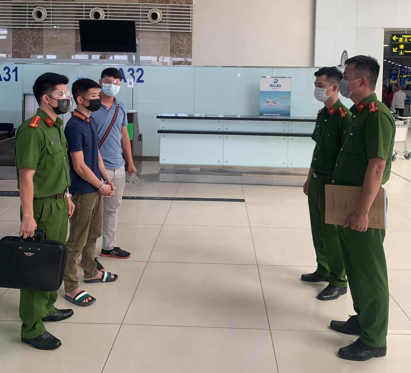 Công an quận Đống Đa bàn giao đối tượng truy nã cho Công an quận 1, TP Hồ Chí Minh xử lý theo quy định