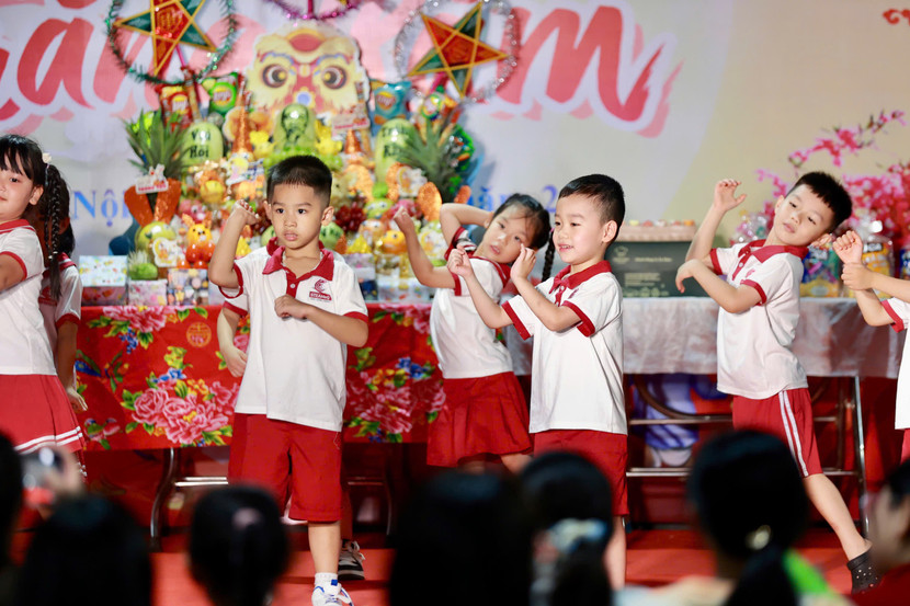 Các tiết mục văn nghệ do chính các cháu thiếu nhi là con em cán bộ, chiến sĩ biểu diễn, Các tiết mục văn nghệ do chính các cháu thiếu nhi là con em cán bộ, chiến sĩ biểu diễn,