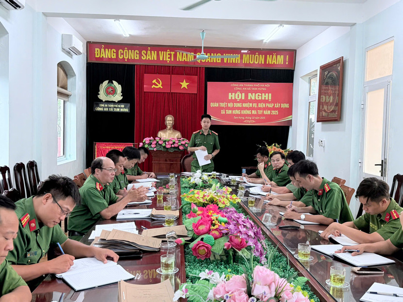 Cán bộ, chiến sĩ Công an xã Tam Hưng quán triệt các nội dung, nhiệm vụ, giải pháp xây dựng xã không ma tuý năm 2025