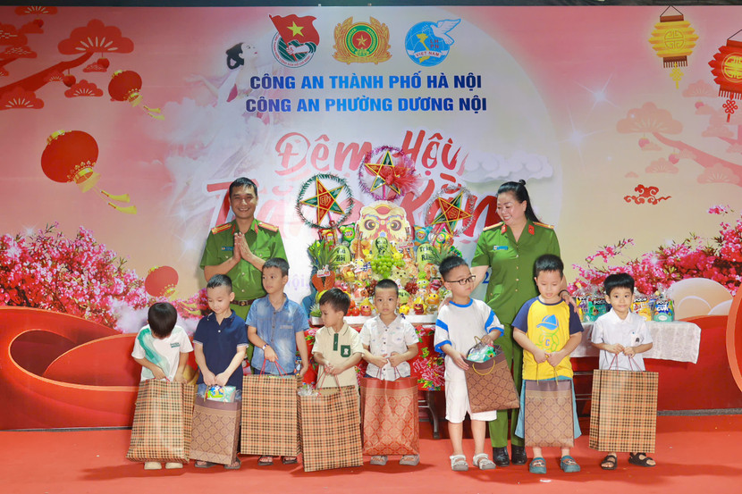 Những món quà tuy nhỏ nhưng chứa đựng tình cảm lớn, là sự động viên, khích lệ để các cháu bước vào năm học mới Những món quà tuy nhỏ nhưng chứa đựng tình cảm lớn, là sự động viên, khích lệ để các cháu bước vào năm học mới