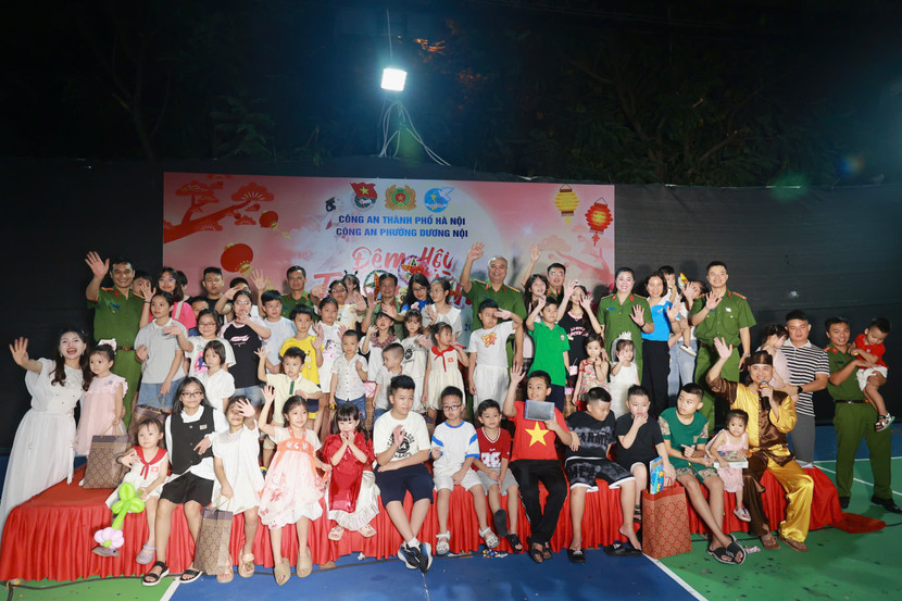 Cán bộ, chiến sĩ Công an phường Dương Nội chụp ảnh lưu niệm cùng các cháu thiếu nhi Cán bộ, chiến sĩ Công an phường Dương Nội chụp ảnh lưu niệm cùng các cháu thiếu nhi