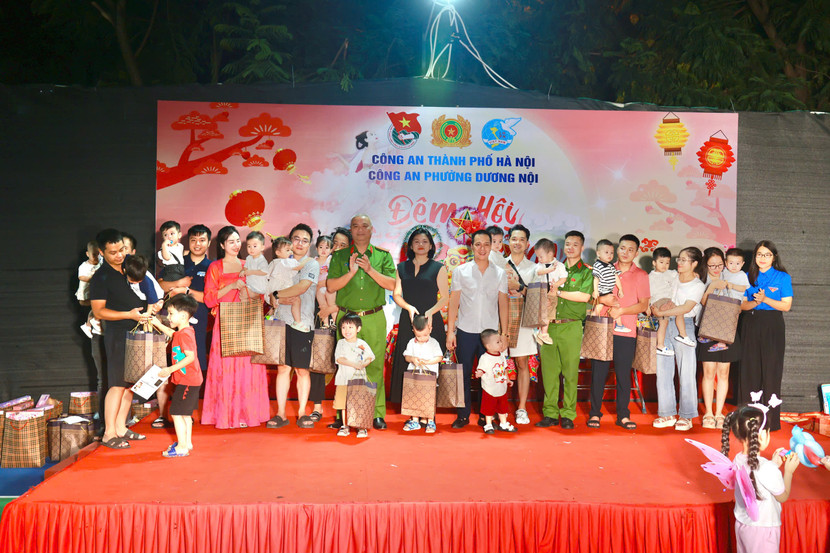 Ban tổ chức đã trao nhiều suất quà Trung thu ý nghĩa cho các cháu thiếu nhi Ban tổ chức đã trao nhiều suất quà Trung thu ý nghĩa cho các cháu thiếu nhi