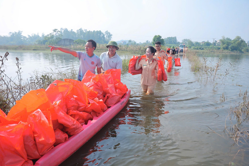 Bên cạnh công tác khắc phục hậu quả, lực lượng công an còn trực tiếp vận chuyển hàng cứu trợ, nhu yếu phẩm thiết yếu đến tay những người dân đang bị cô lập bởi nước lũ.