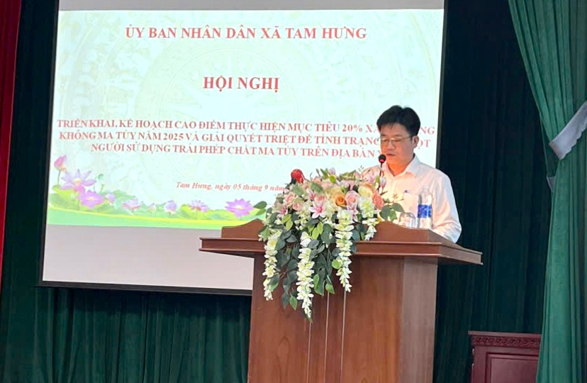 Đồng chí Nguyễn Thành Nam - Đảng ủy viên, Phó Chủ tịch UBND xã Tam Hưng phát biểu tại hội nghị