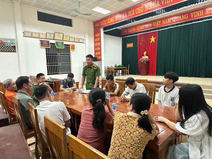 Tổ Cảnh sát khu vực làm việc tại các tổ dân phố, khu dân cư