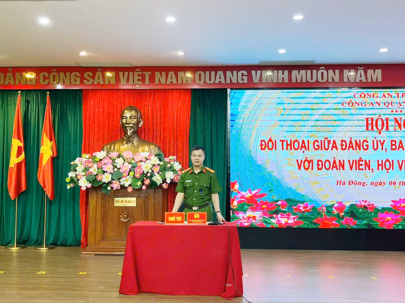 Đại tá Nguyễn Ngọc Quyền, Trưởng Công an quận Hà Đông chủ trì chương trình đối thoại