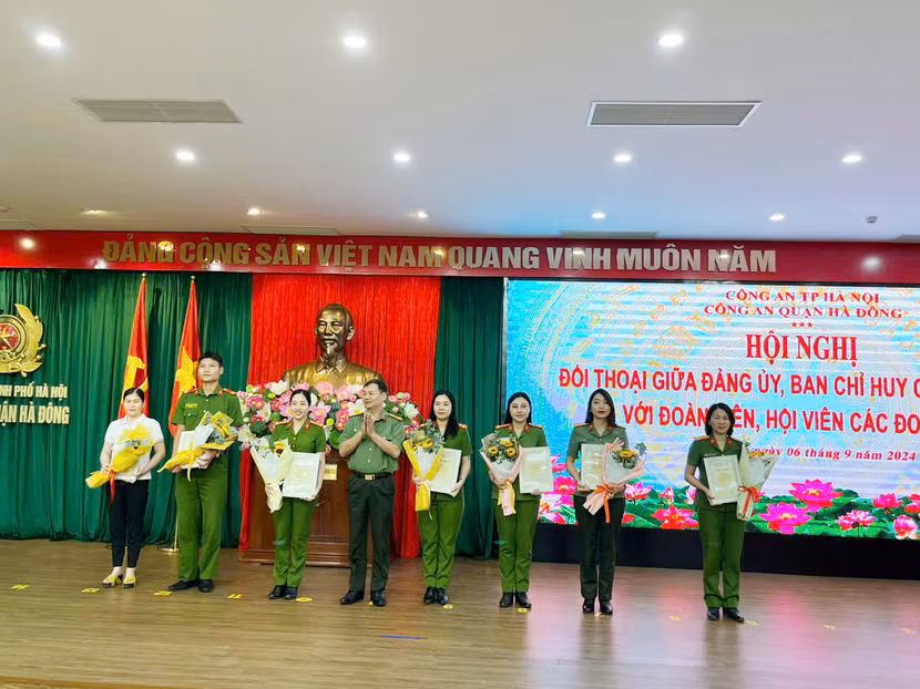 Ban chỉ huy Công an quận Hà Đông trao khen thưởng các cá nhân có thành tích xuất sắc trong công tác đoàn, hội