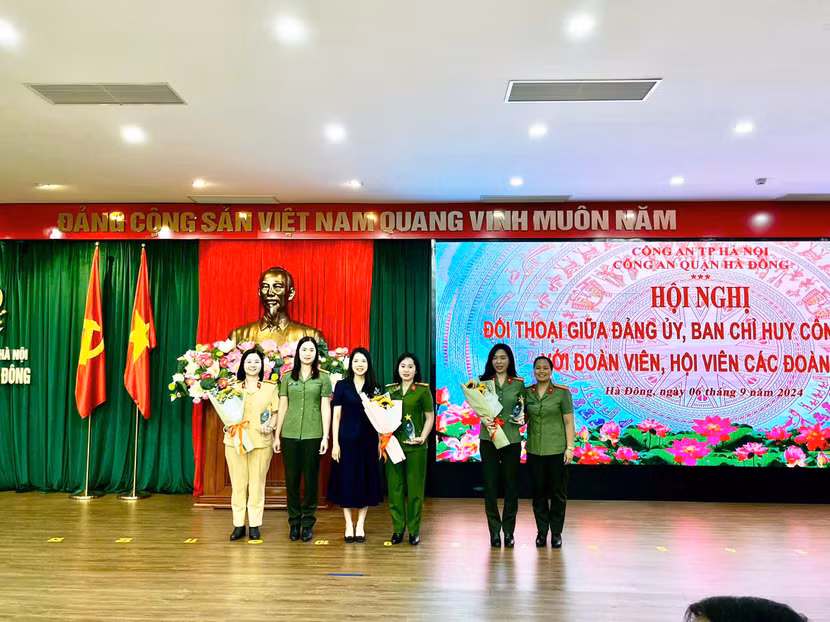 Ban phụ nữ CATP và Hội liên hiệp phụ nữ quận Hà Đông tặng quà tri ân những đóng góp trong công tác hội của cán bộ chiến sỹ
