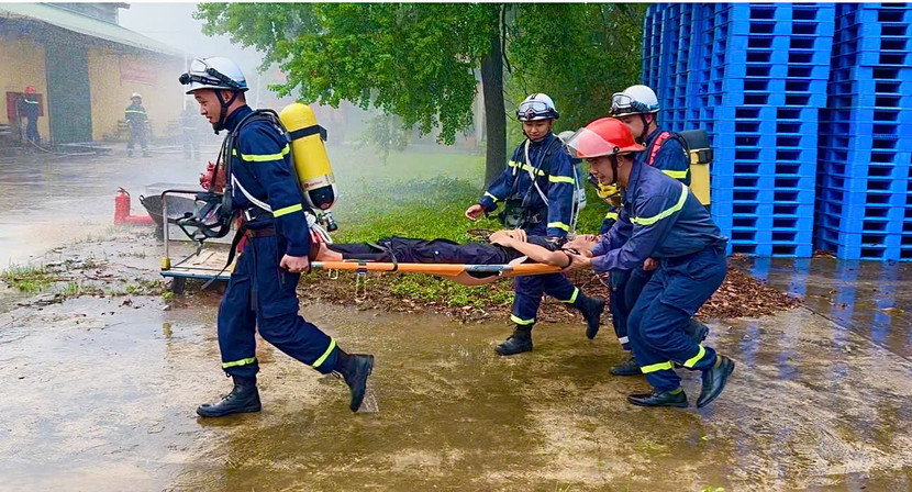 Cứu người mắc kẹt trong vụ hỏa hoạn giả định Cứu người mắc kẹt trong vụ hỏa hoạn giả định