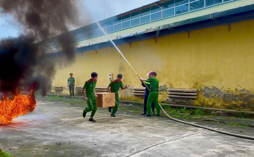 Lực lượng PCCC cơ sở triển khai đội hình chữa cháy, cứu người, cứu tài sản ban đầu Lực lượng PCCC cơ sở triển khai đội hình chữa cháy, cứu người, cứu tài sản ban đầu