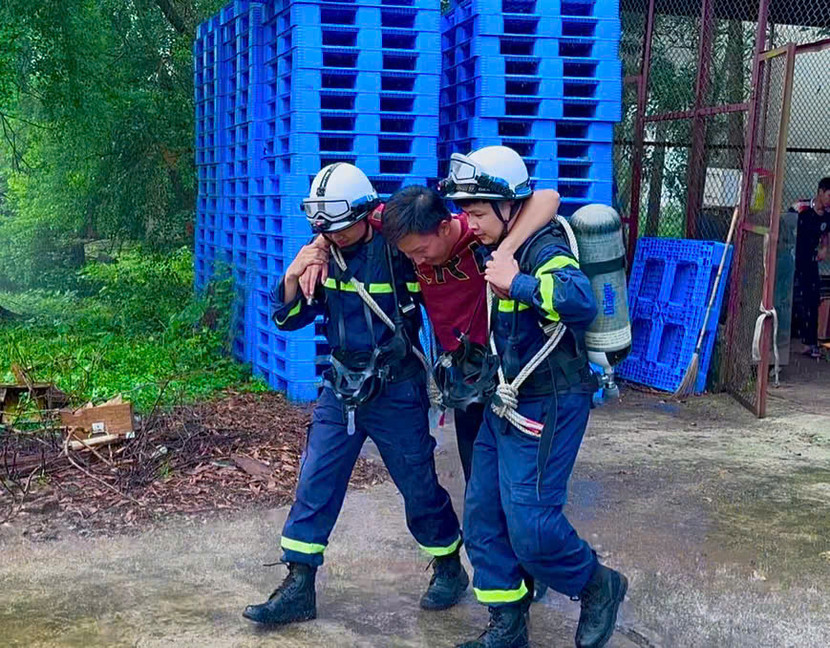 Lực lượng Cảnh sát PCCC&CNCH triển khai đội hình tìm kiếm giải cứu người bị nạn. Lực lượng Cảnh sát PCCC&CNCH triển khai đội hình tìm kiếm giải cứu người bị nạn.