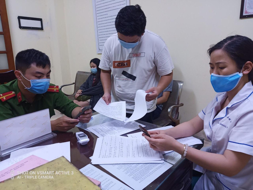 Lập biên bản xử lý các trường hợp không đeo khẩu trang nơi công cộng Lập biên bản xử lý các trường hợp không đeo khẩu trang nơi công cộng