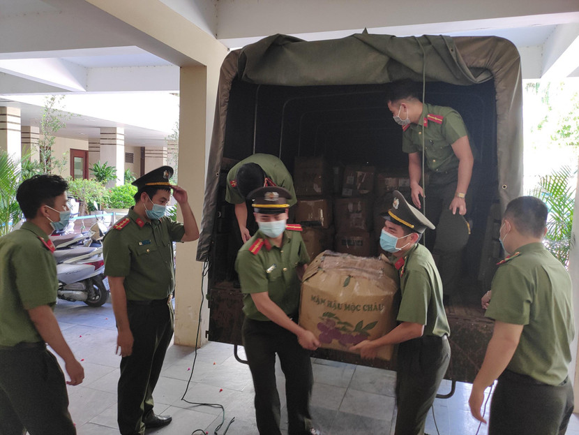 Chuyến xe chở mận của người dân tộc thiểu số Sơn La về Hà Nội