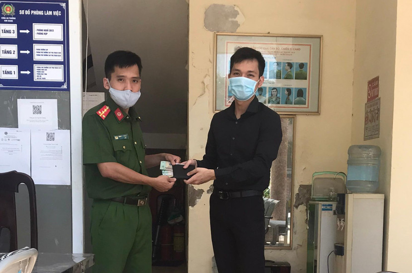 Công an phường Kim Giang trả lại tài sản đánh rơi cho người dân Công an phường Kim Giang trả lại tài sản đánh rơi cho người dân
