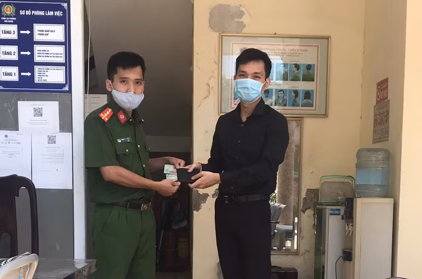 Công an phường Kim Giang trả lại tài sản đánh rơi cho người dân