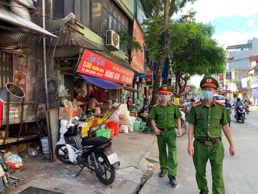 CAP Tân Mai tuần tra, khép kín địa bàn, nhắc nhở người dân chấp hành các quy định về phòng dịch CAP Tân Mai tuần tra, khép kín địa bàn, nhắc nhở người dân chấp hành các quy định về phòng dịch