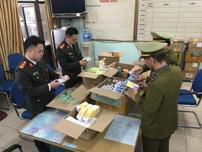 Lực lượng chức năng kiểm tra phát hiện các sản phẩm thuốc lá điện tử không hóa đơn