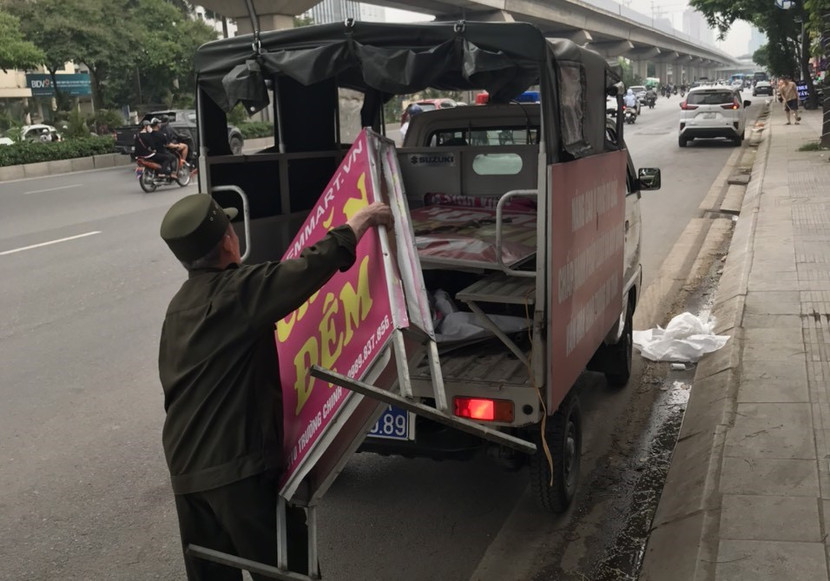 Lực lượng tự quản phường Thanh Xuân Bắc tham gia công tác bảo đảm trật tự đô thị, trật tự công cộng