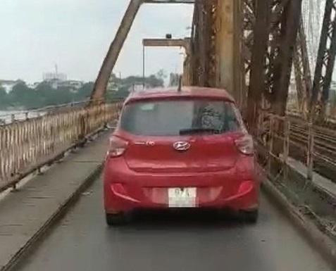 Hình ảnh chiếc xe ô tô đi vào cầu Long Biên Hình ảnh chiếc xe ô tô đi vào cầu Long Biên