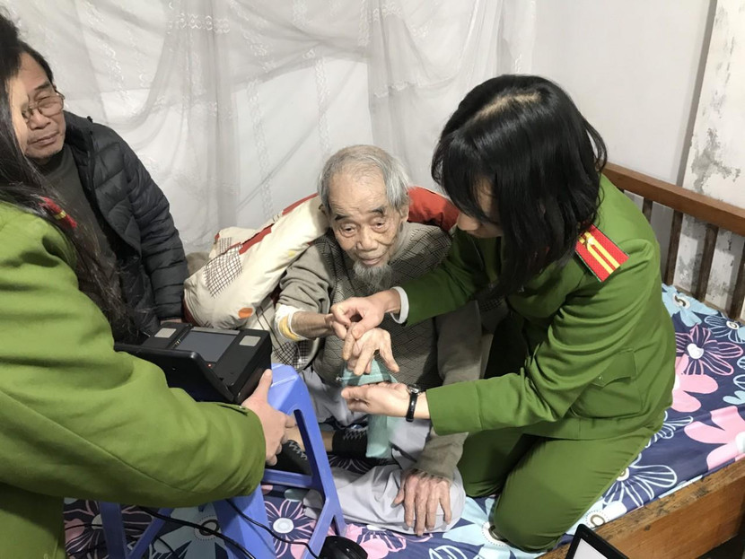 Đối với các trường hợp người cao tuổi, sức khỏe yếu các CBCS đến tận nhà cấp căn cước cho người dân Đối với các trường hợp người cao tuổi, sức khỏe yếu các CBCS đến tận nhà cấp căn cước cho người dân