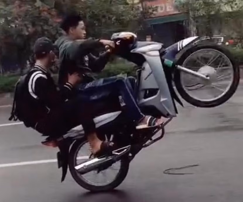 Hình ảnh 2 nam thanh niên 'bốc' đầu xe máy Hình ảnh 2 nam thanh niên 'bốc' đầu xe máy