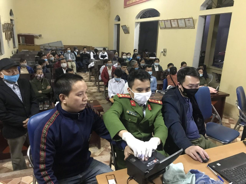 Lực lượng Công an huyện Thạch Thất về xã, xuống thôn làm căn cước cho nhân dân Lực lượng Công an huyện Thạch Thất về xã, xuống thôn làm căn cước cho nhân dân