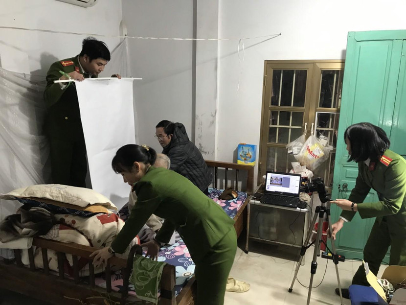 CBCS cấp căn cước tại nhà cho người dân CBCS cấp căn cước tại nhà cho người dân