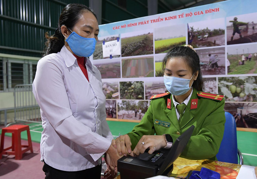 Trung úy Nguyễn Ngọc Hoa lấy mẫu vân tay cho người dân Trung úy Nguyễn Ngọc Hoa lấy mẫu vân tay cho người dân