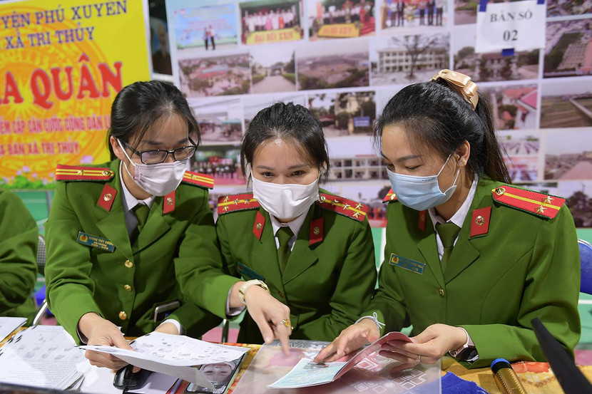 Thiếu tá Dương Thùy Dương, Đội trưởng Đội Cảnh sát QLHC về TTXH trao đổi cùng các chị em trong tổ công tác Thiếu tá Dương Thùy Dương, Đội trưởng Đội Cảnh sát QLHC về TTXH trao đổi cùng các chị em trong tổ công tác