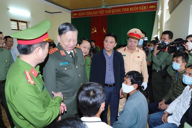 Bộ trưởng Tô Lâm động viên người dân ở huyện Mường Lát