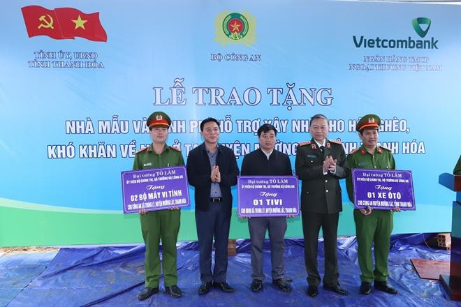 Bộ trưởng Tô Lâm và Bí thư Tỉnh uỷ Thanh Hoá Đỗ Trọng Hưng trao tặng trang thiết bị cho Công an huyện Mường Lát