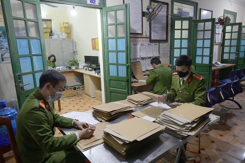 Không khí làm việc của cán bộ, chiến sĩ Đội Cảnh sát QLHC về TTXH CAH huyện Phú Xuyên tại trụ sở chính Không khí làm việc của cán bộ, chiến sĩ Đội Cảnh sát QLHC về TTXH CAH huyện Phú Xuyên tại trụ sở chính