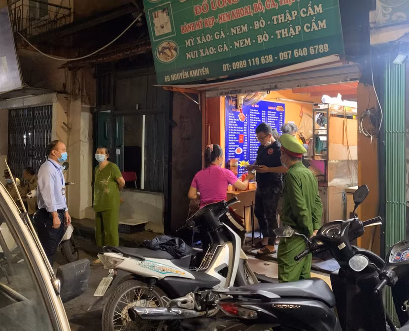 Công an phường Văn Miếu cùng UBND phường tuần tra địa bàn, nhắc nhở các cơ sở kinh doanh